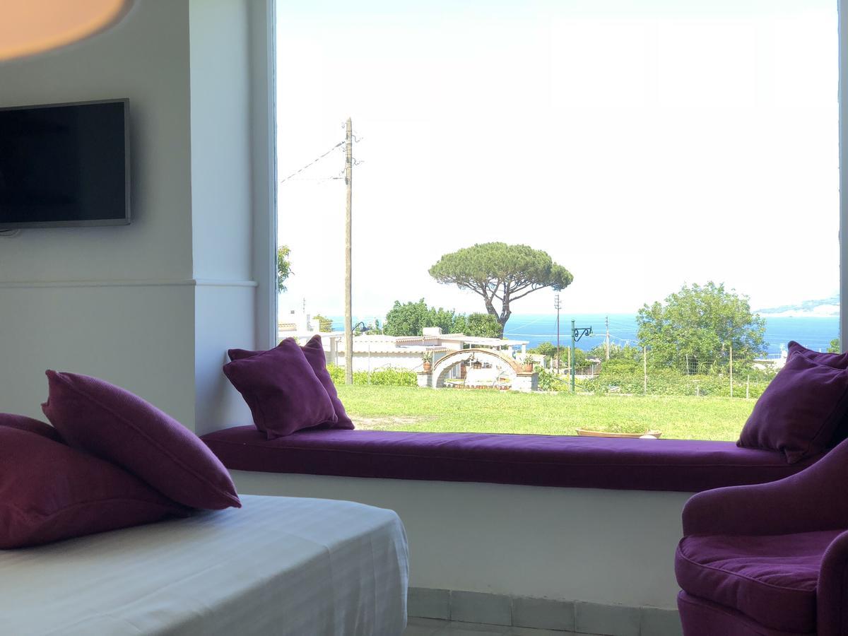 Suite mit Queensize-Bett, Meerblick und eigenem Garten
