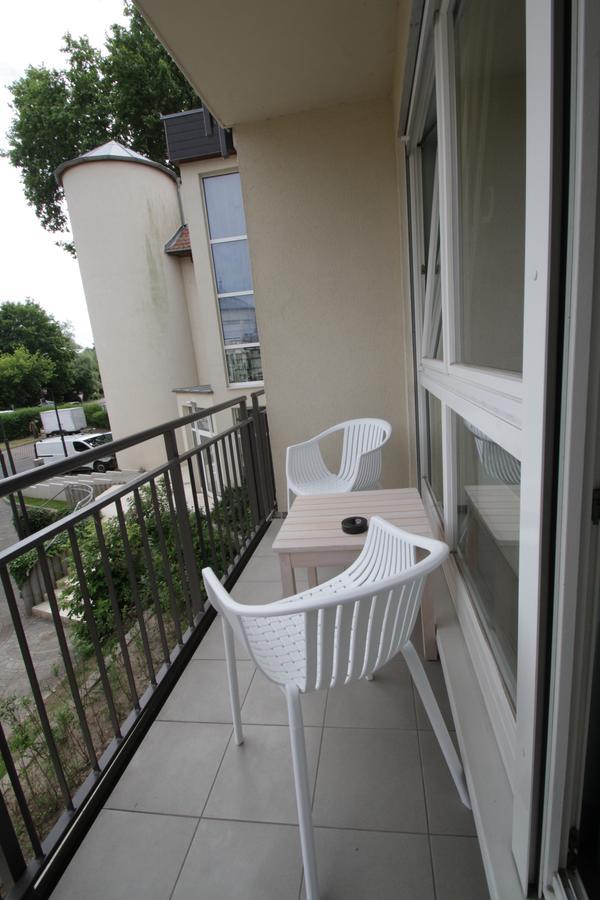Doppel-/Zweibettzimmer mit Balkon