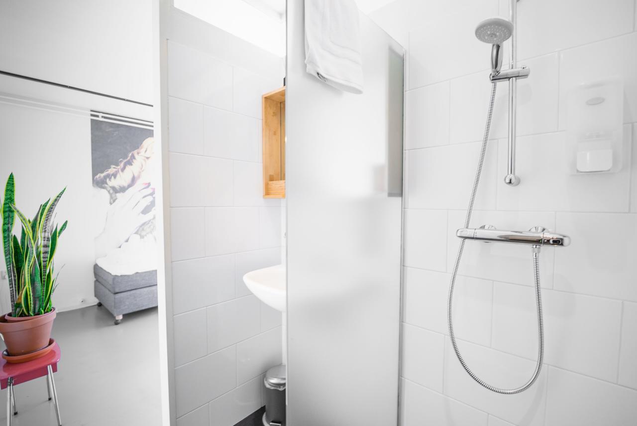 Zimmer mit Kingsize-Bett und Balkon