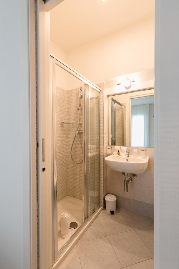 Superior Double Room with Balcony Facing Lake