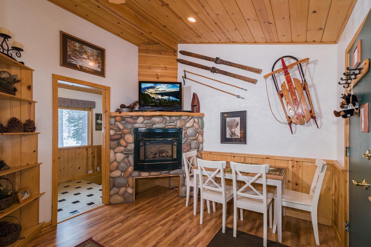 Family Suite with Two Queen Beds- Mountain Retreat