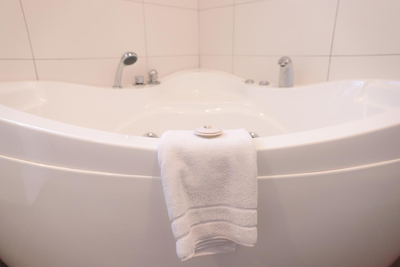 Zimmer mit Queensize-Bett und Whirlpool-Badewanne
