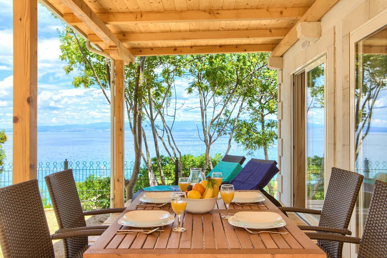 Villa mit Terrasse und Meerblick