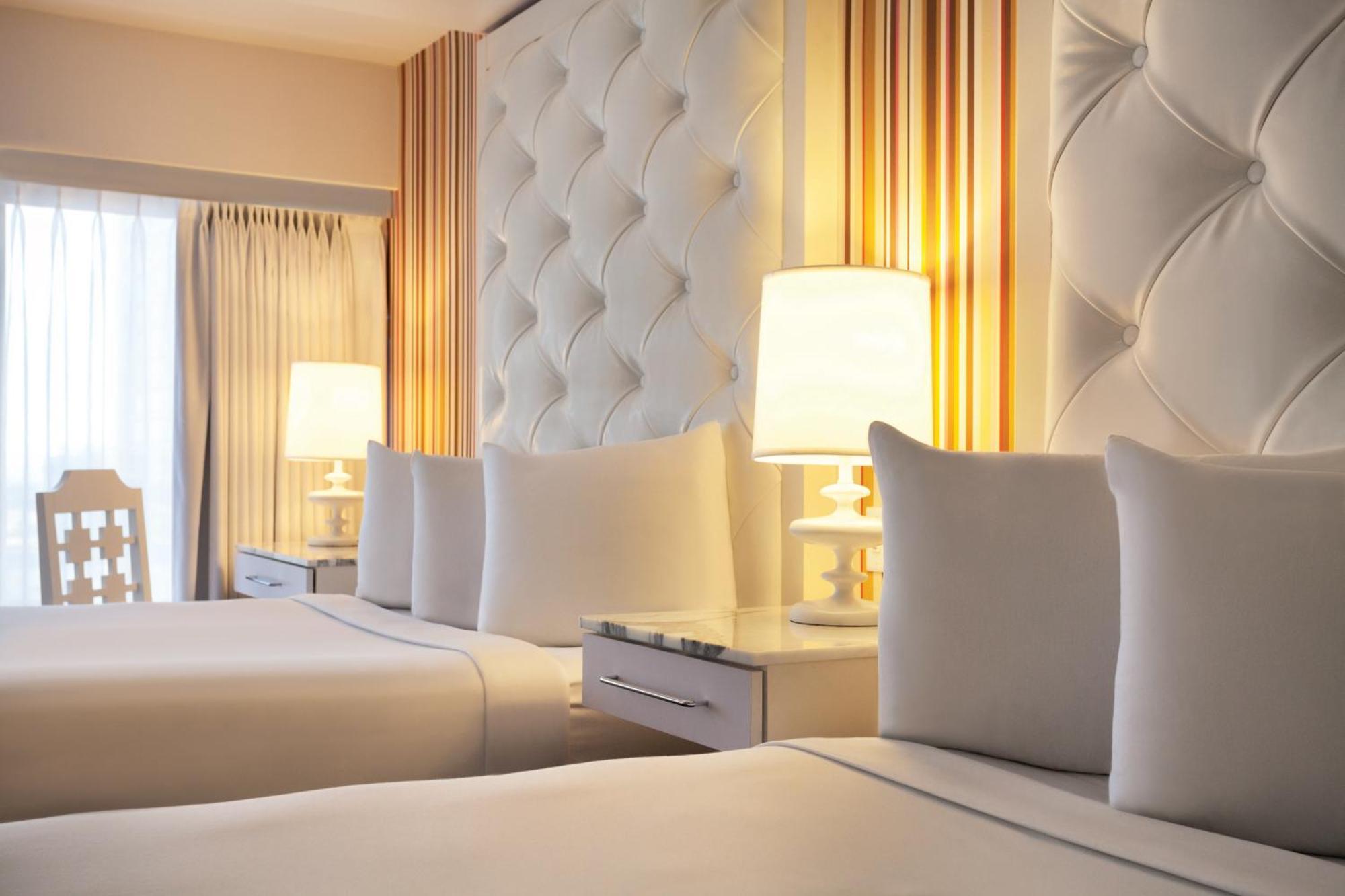 Zimmer Go mit 2 Queensize-Betten und Aussicht auf den High Roller - Nichtraucher