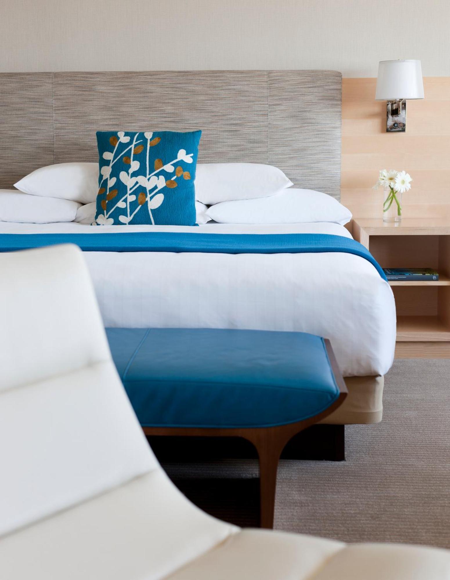 Habitación Esquinera con cama extragrande y vistas al puerto