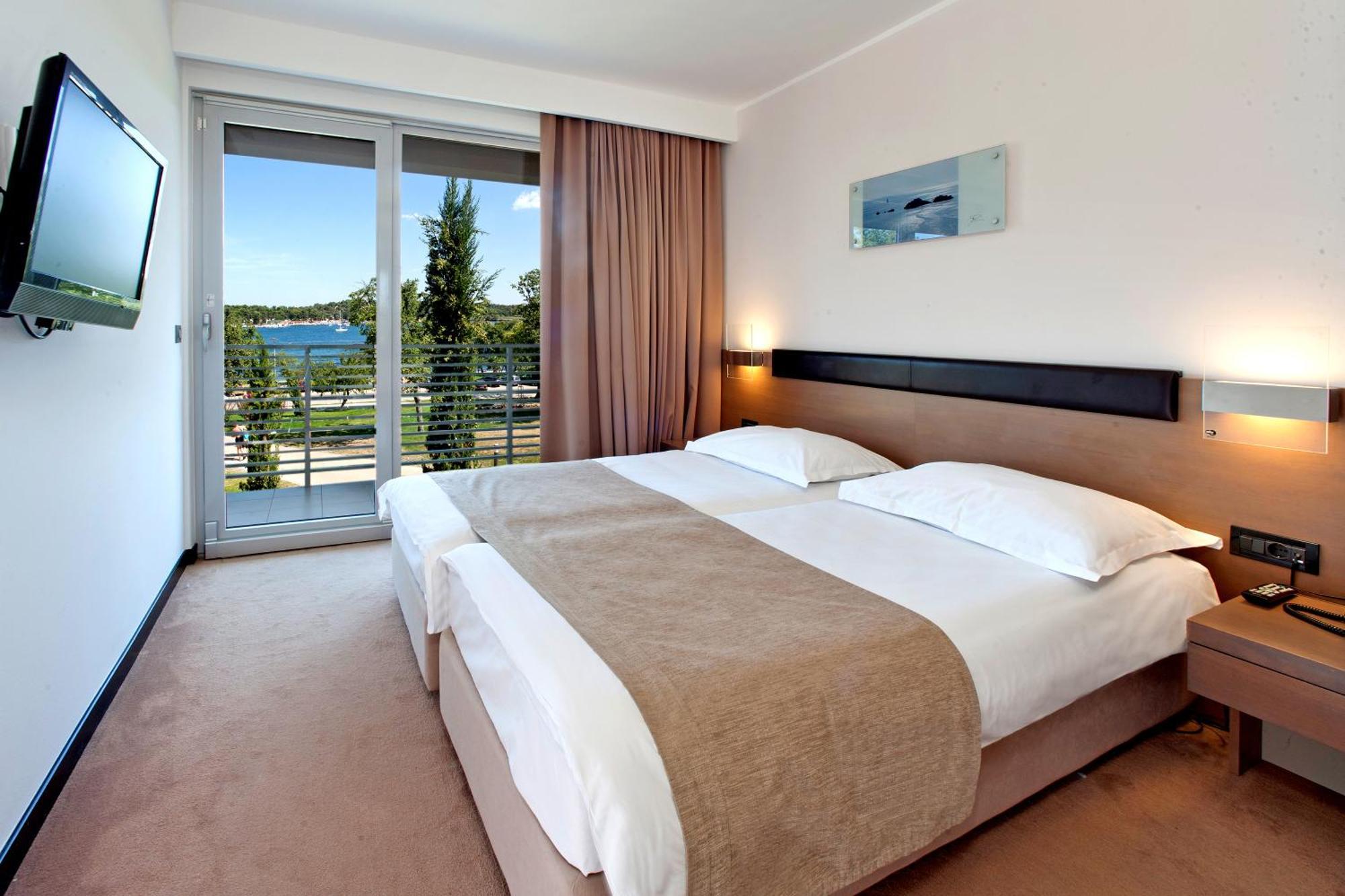 Premium kamer met balkon en uitzicht op de zee.