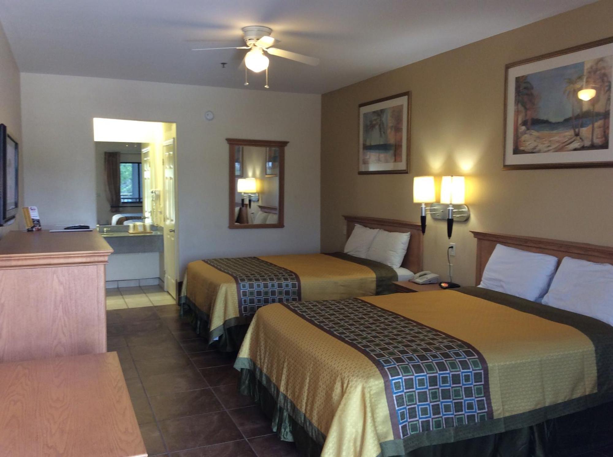Deluxe Queen Room with Two Queen Beds - Smoking