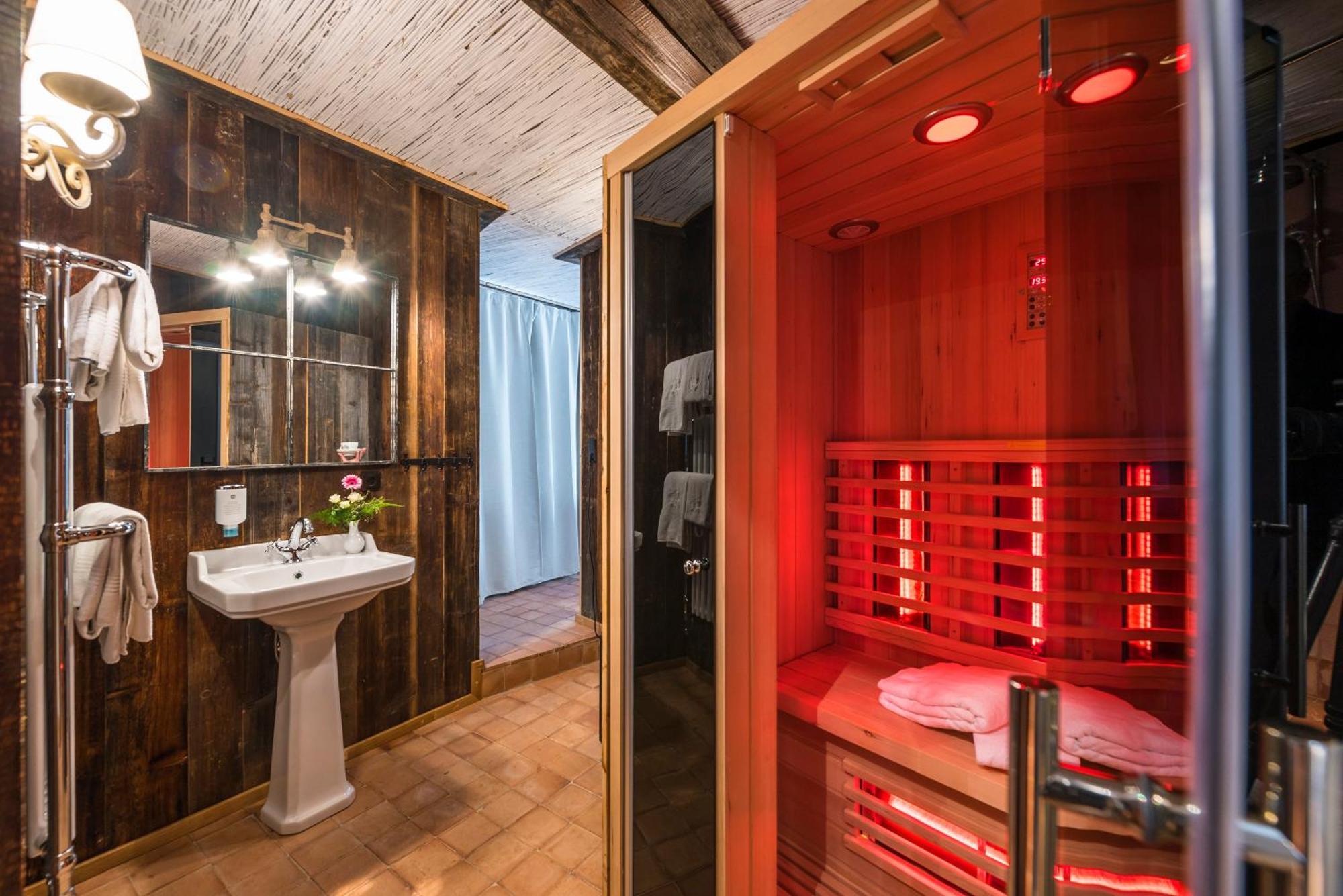 Doppelzimmer mit Whirlpool-Badewanne