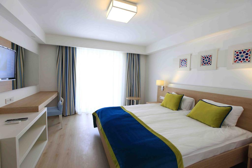 Standaard Kamer met Balkon en Gedeeltelijk Uitzicht op Zee
