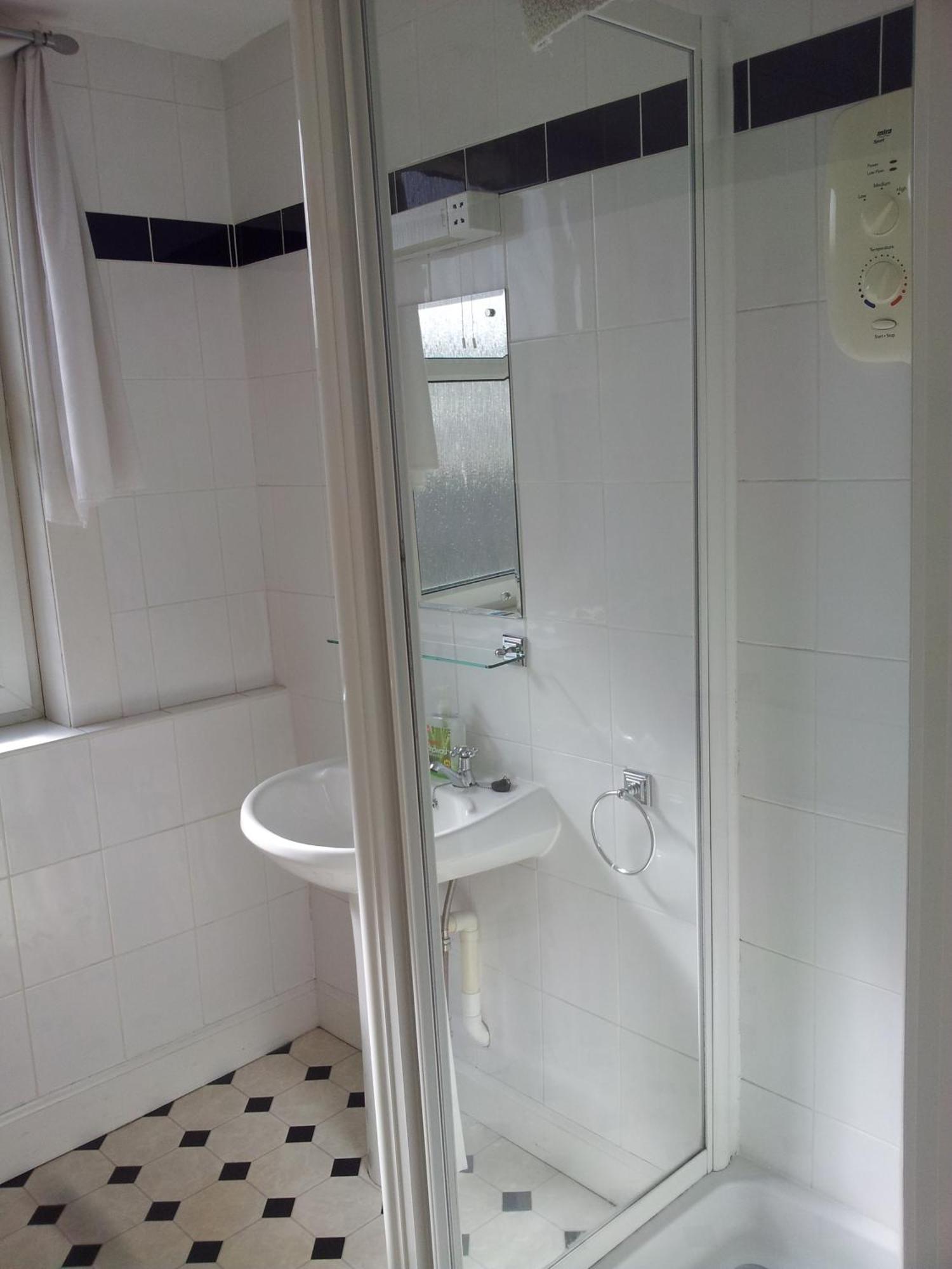 Tweepersoonskamer met een Eigen Externe Badkamer