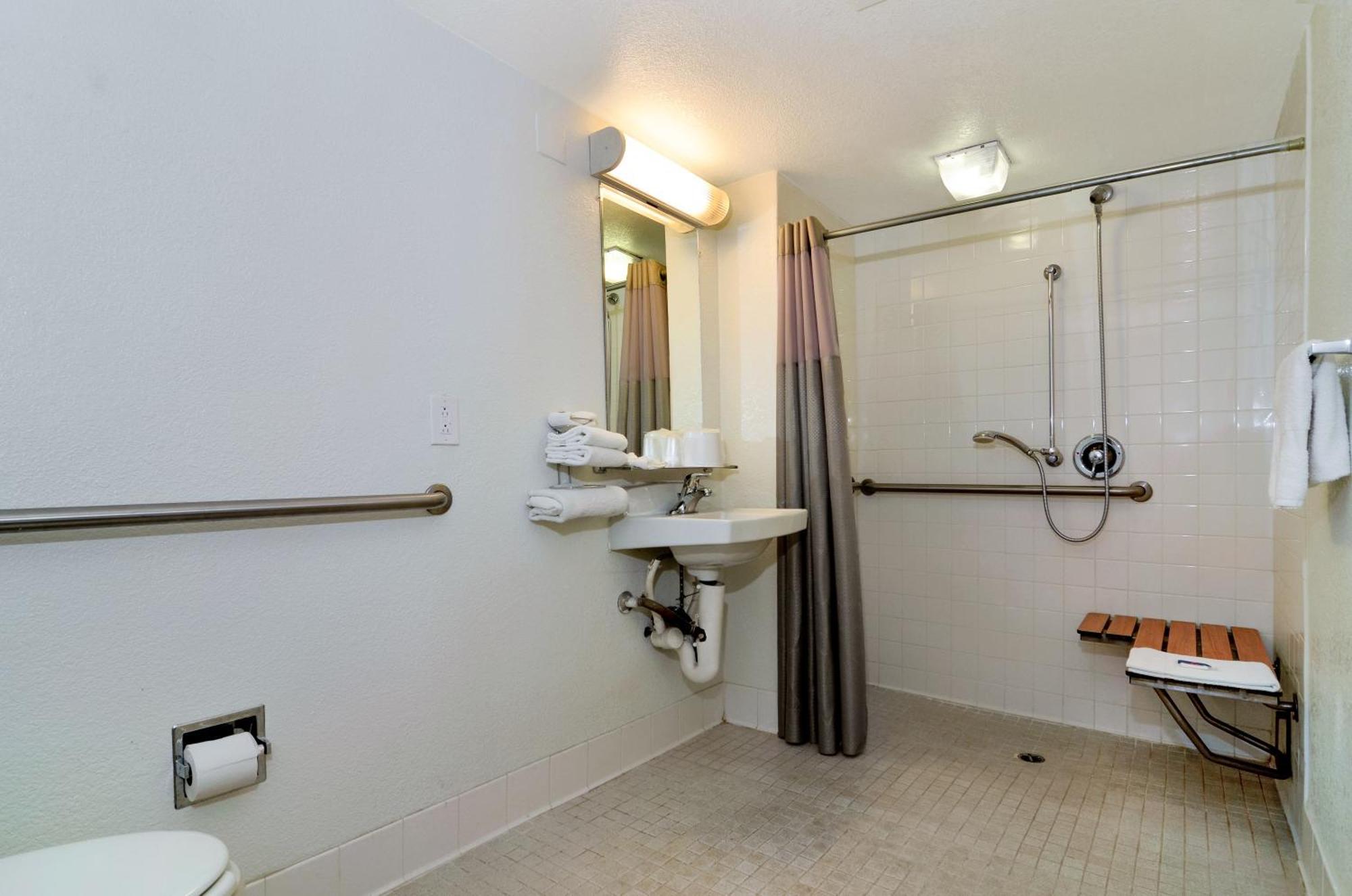Double Room - Disability Access - Roll In Shower
