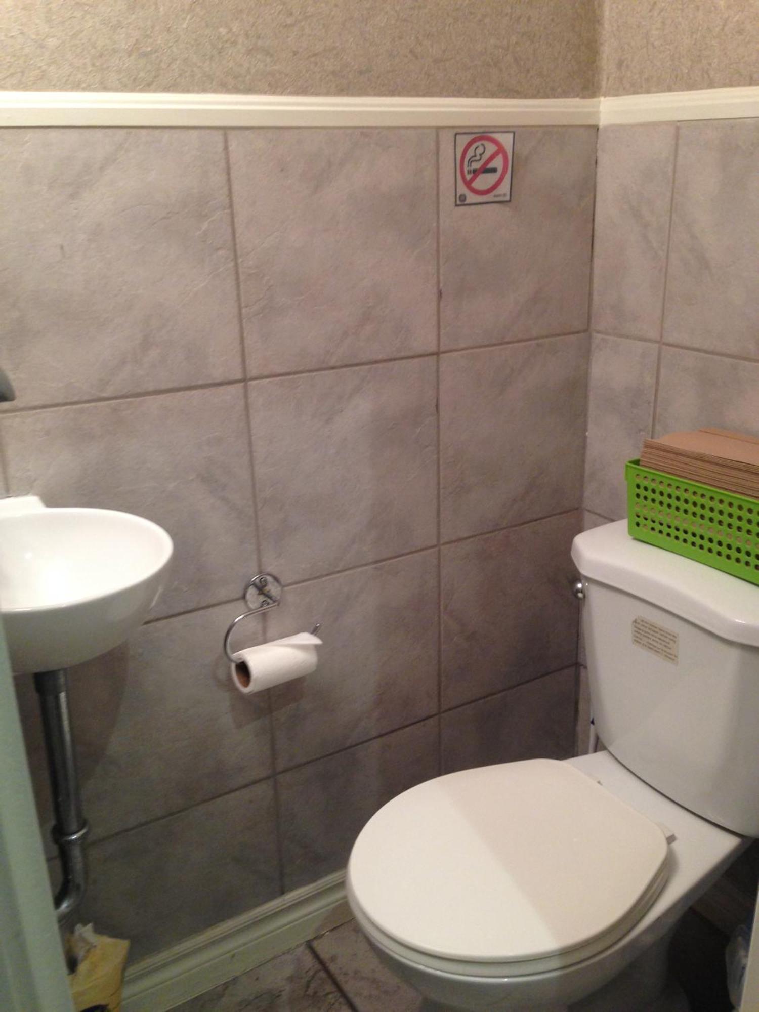 Quarto Básico com Cama de Casal e Banheiro Compartilhado