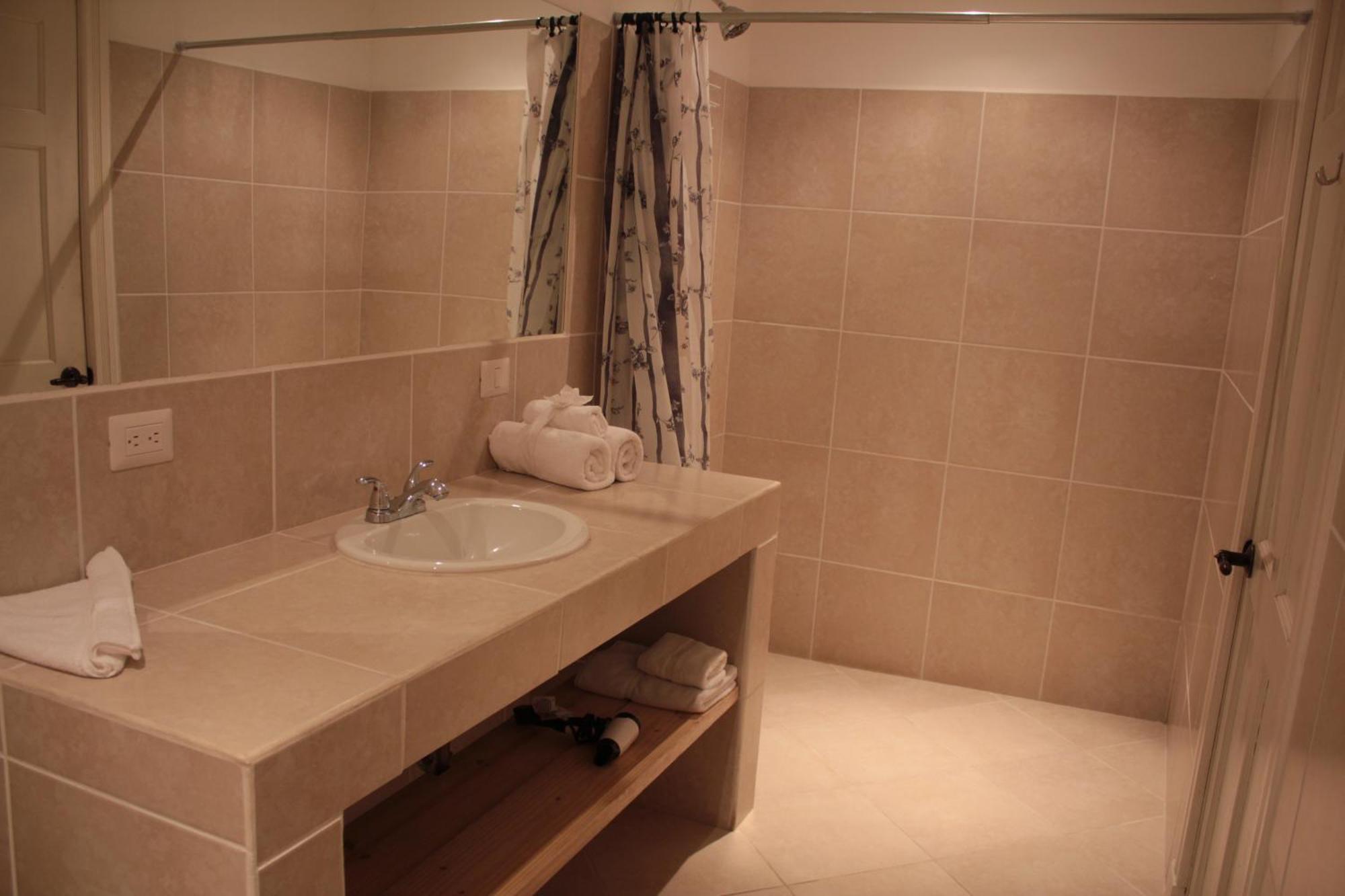 Chambre avec 2 Lits Queen-Size - Accessible aux Personnes à Mobilité Réduite