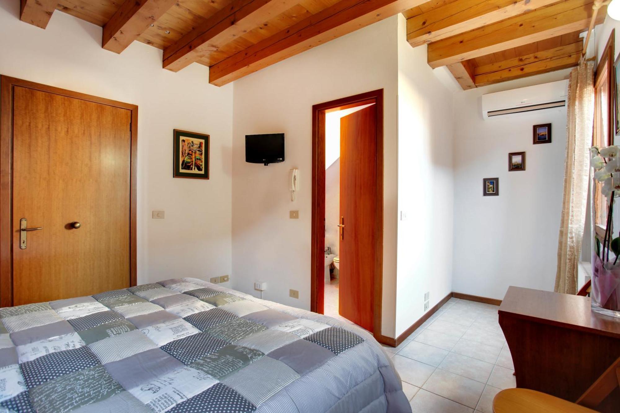 Double or Twin Room,692422449:JPEG