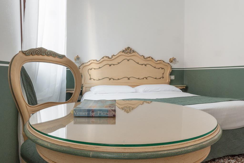 Doppel-/Zweibettzimmer mit Kanalblick