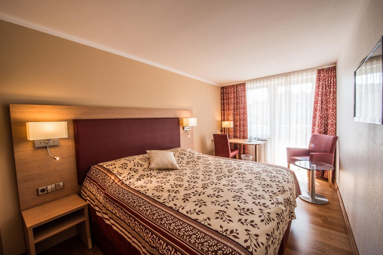 Doppelzimmer mit Balkon und Küche