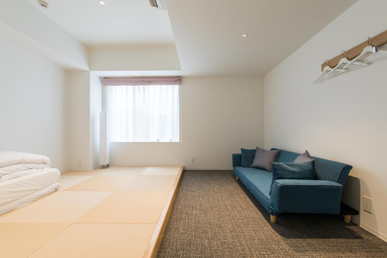 Kamer in Japanse stijl met een bank