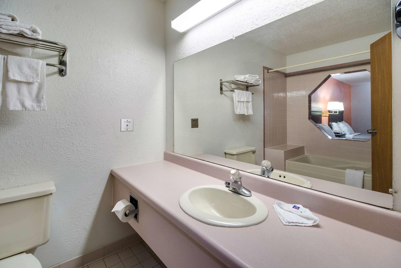 Deluxe King Room - Non-Smoking