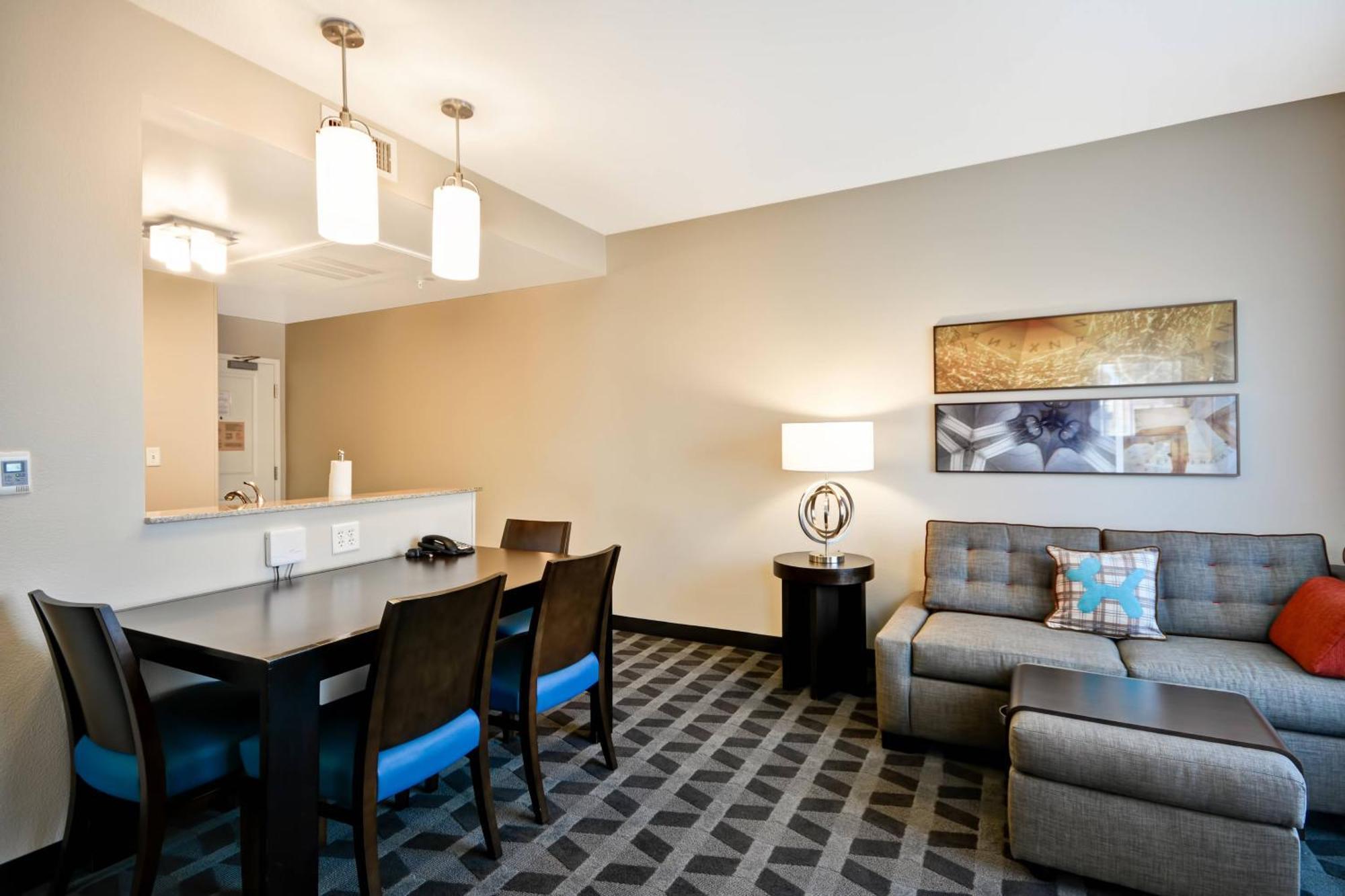 Deluxe Two-Bedroom Queen Suite