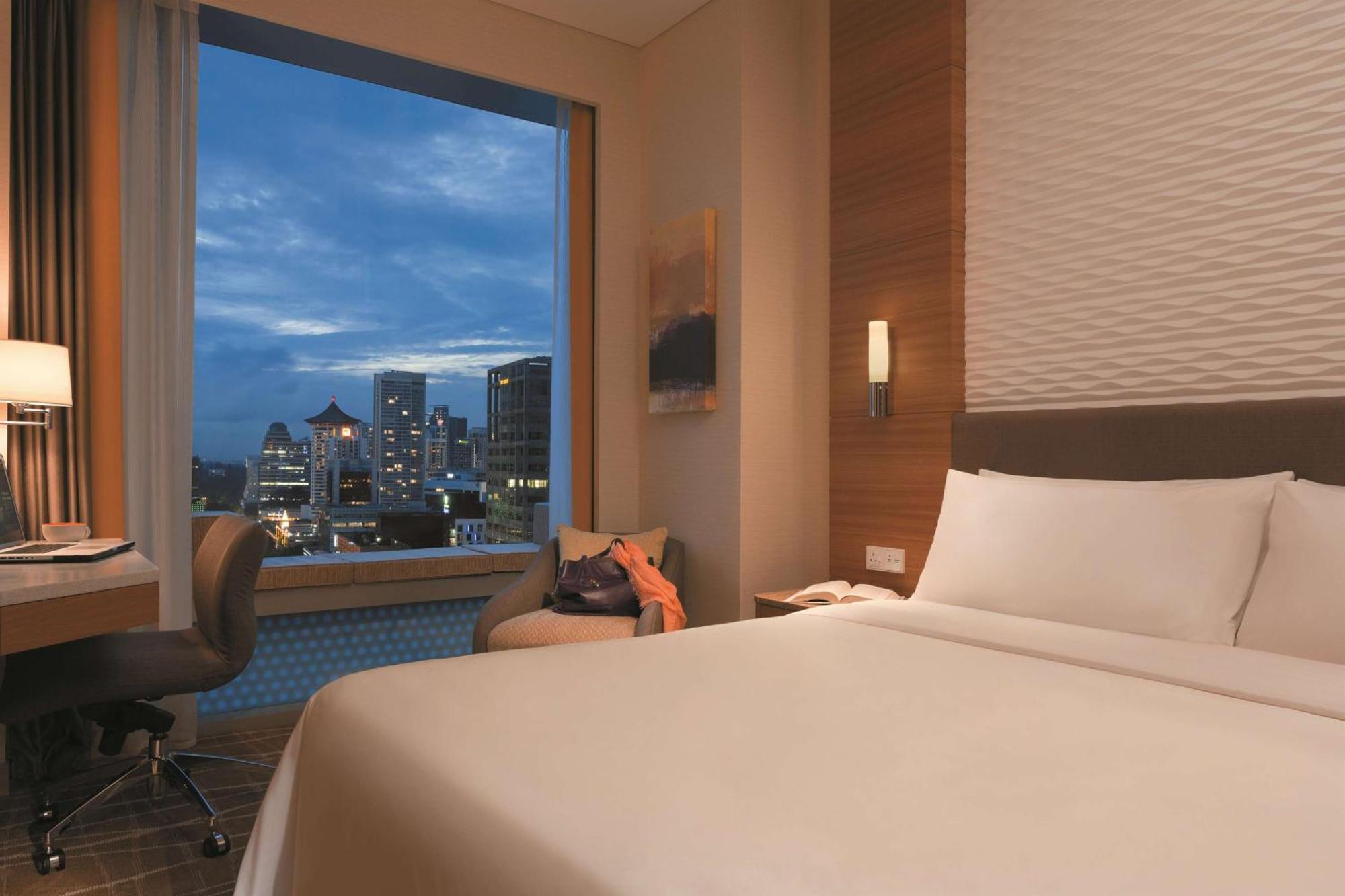 Superior Zimmer mit Kingsize-Bett und Stadtblick
