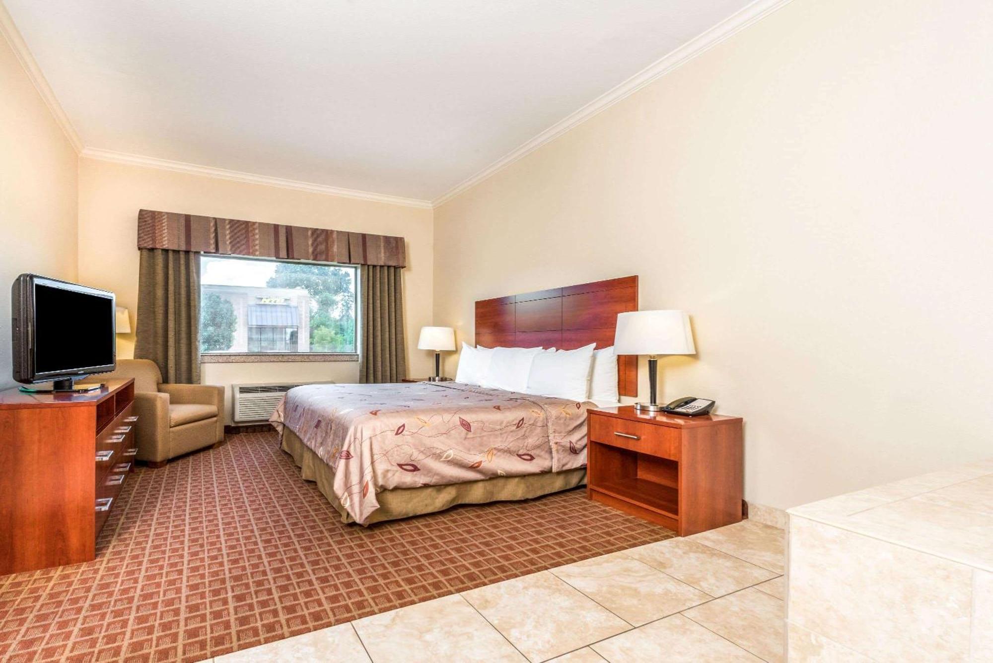 King Suite with Jetted Tub - Non-Smoking