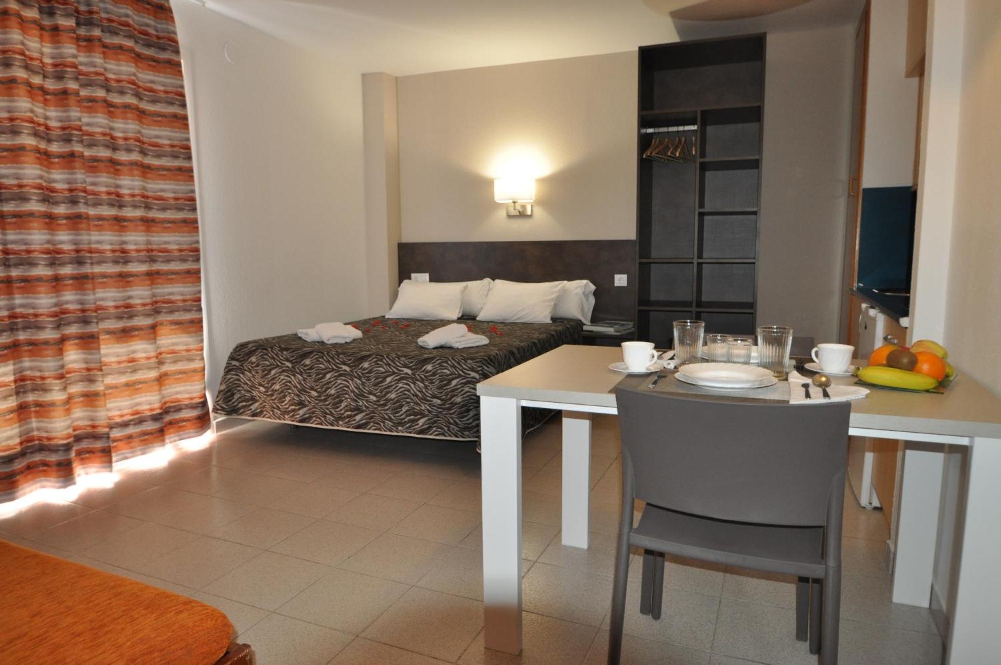 Habitación Superior con cama grande y sofá