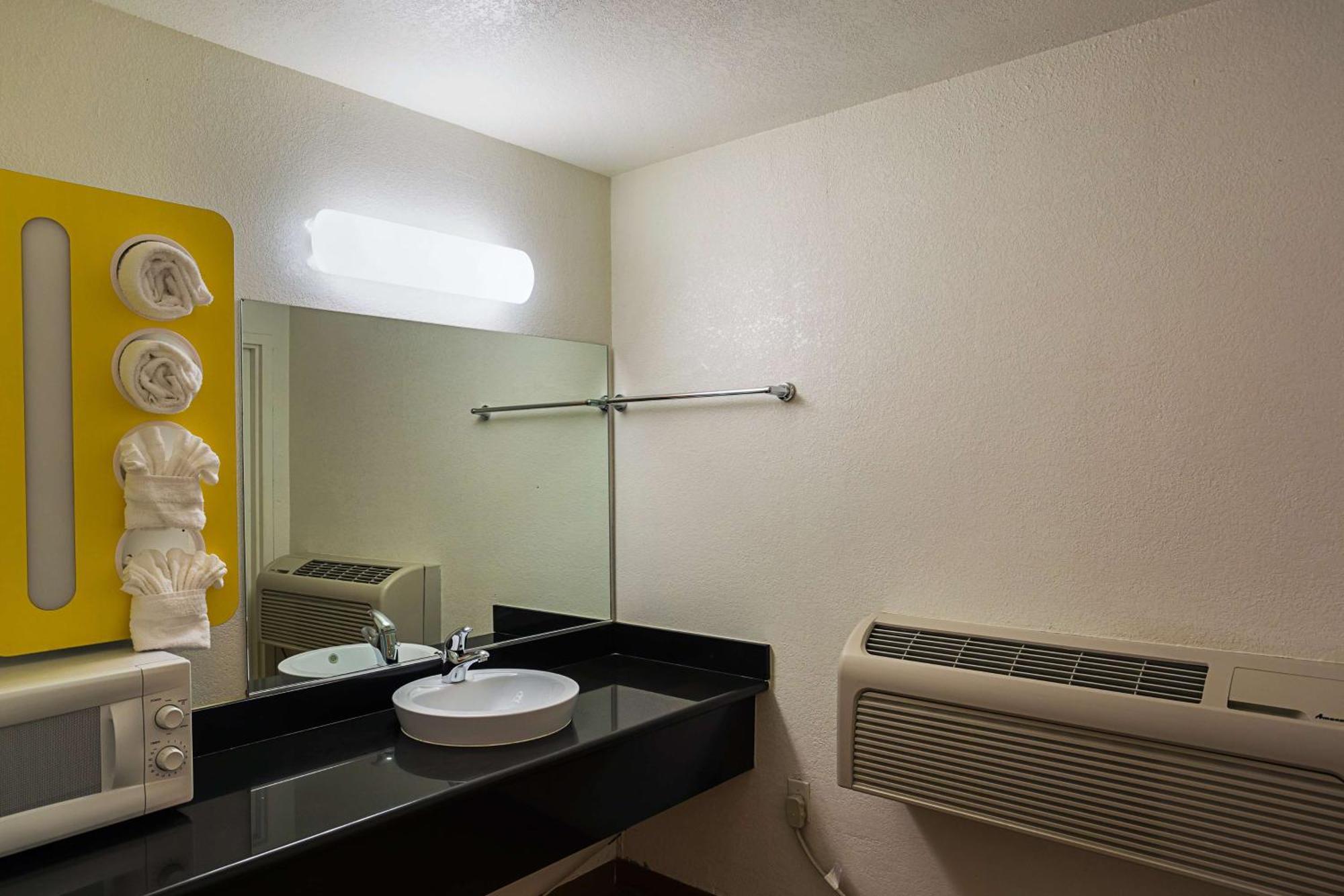 Queen Room - Disability Access - Non-Smoking
