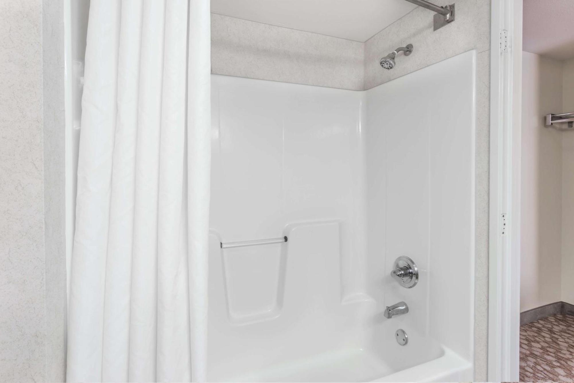 Deluxe King Studio Suite - Non-Smoking
