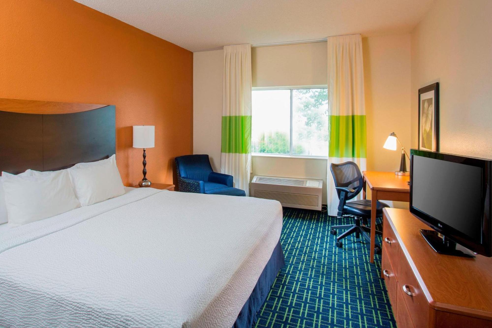 King Room with Roll-In Shower - Mobility Access/Hearing Accessible