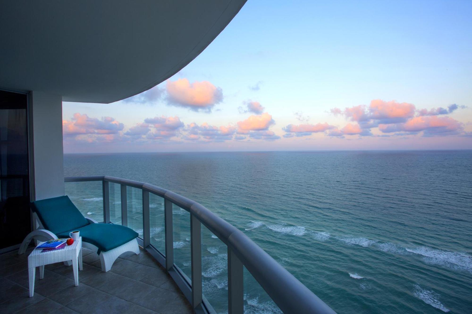 Deluxe One-Bedroom Oceanfront Suite