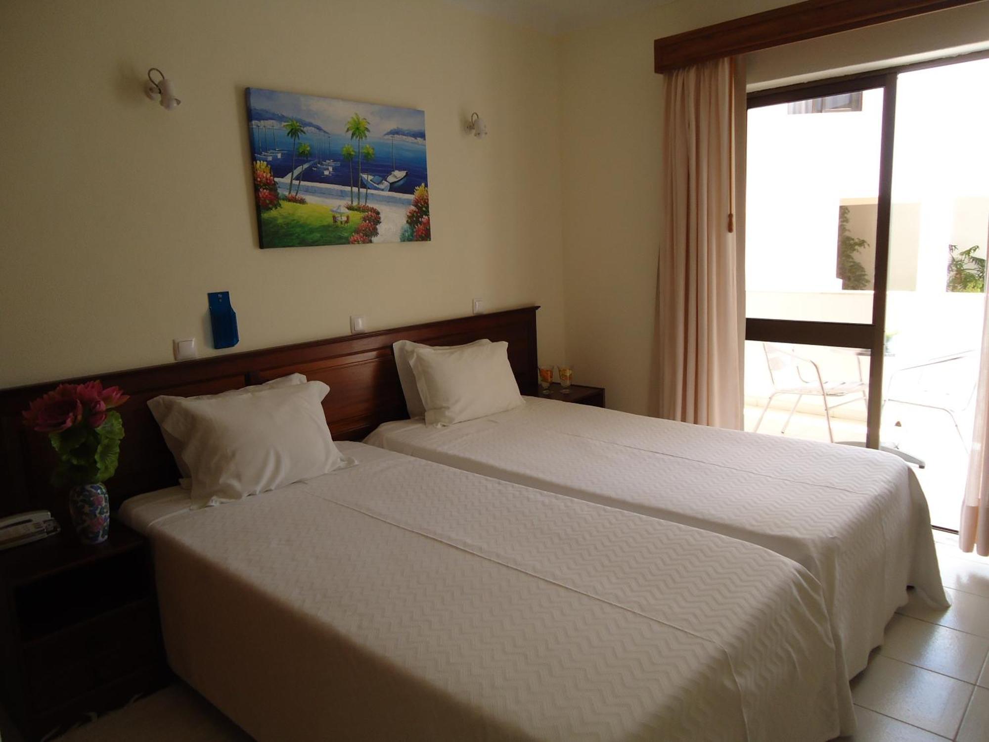 Quarto com 2 Camas de Solteiro