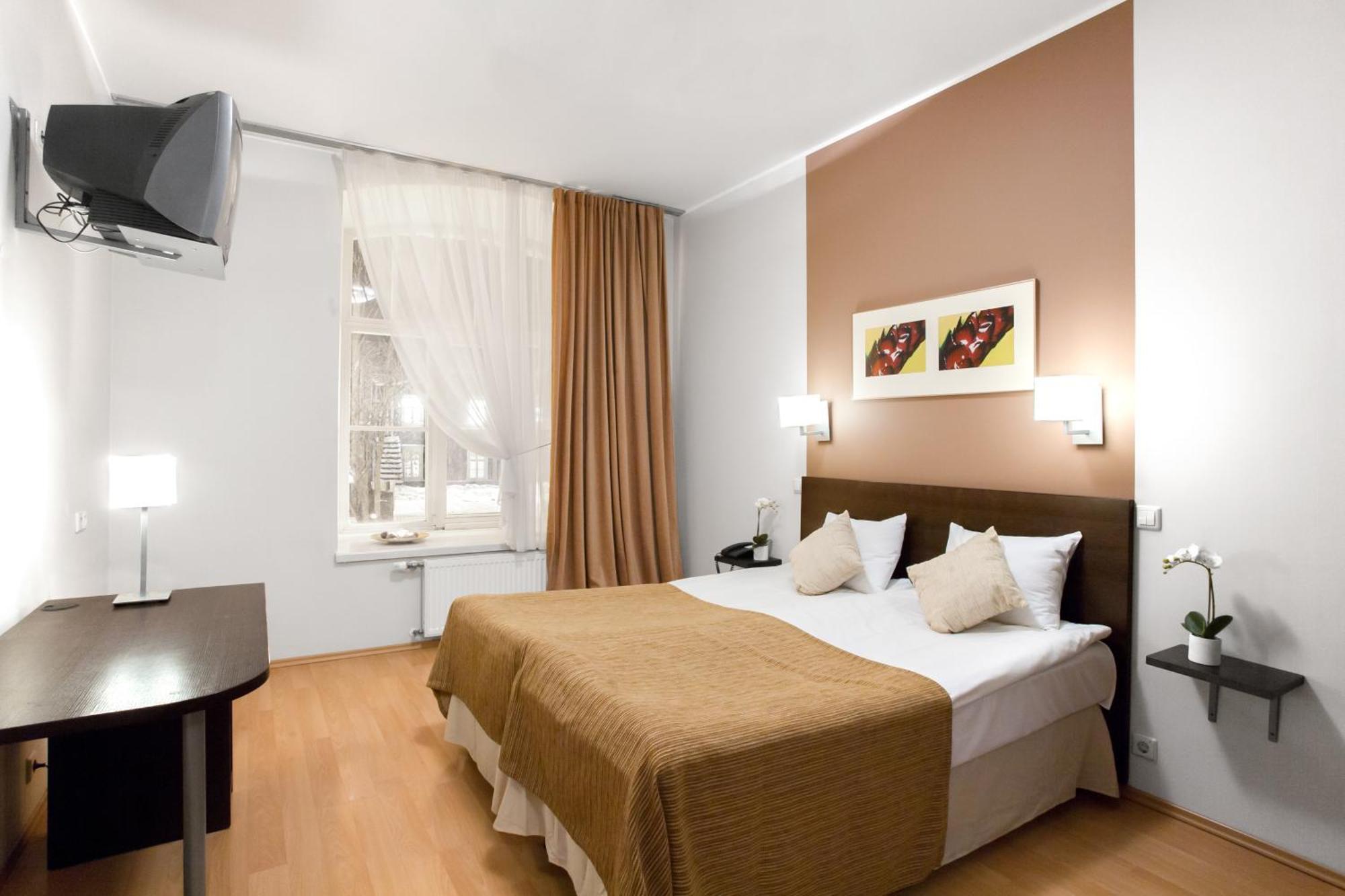 Dreibettzimmer mit Straßenblick