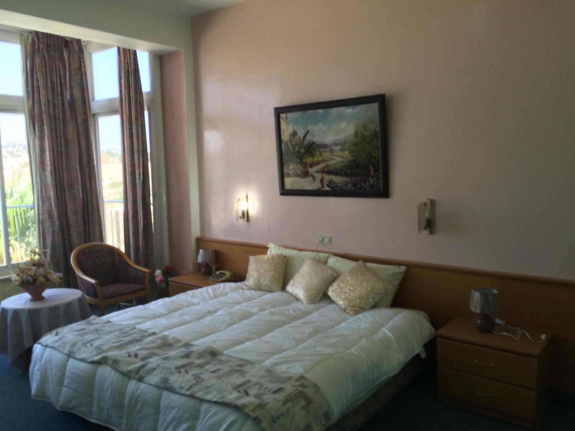Kamer met 1 Groot Bed of 2 Aparte Bedden en Uitzicht op de Stad