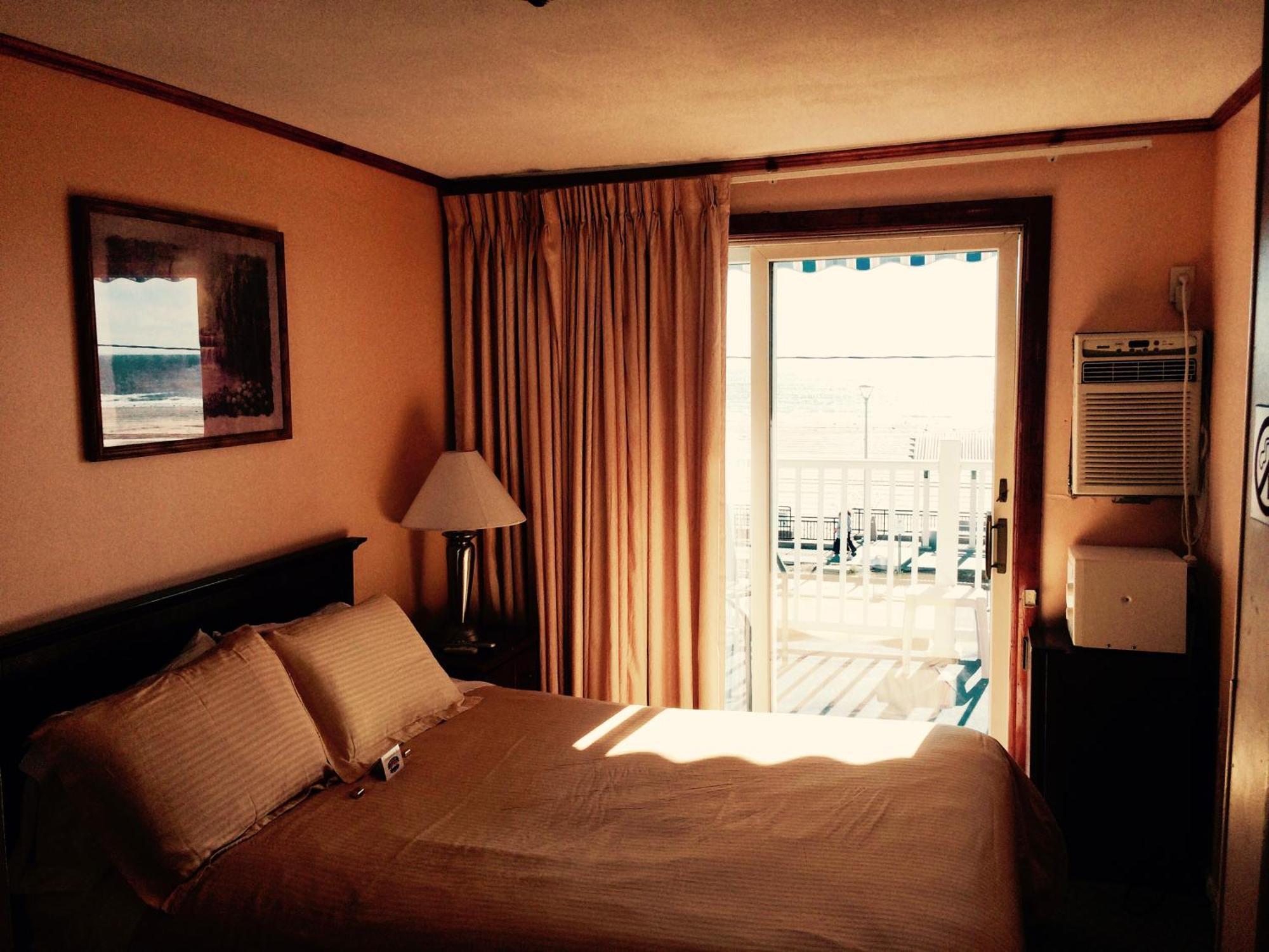 Queen Room Balcony Oceanfront,239755197:JPEG