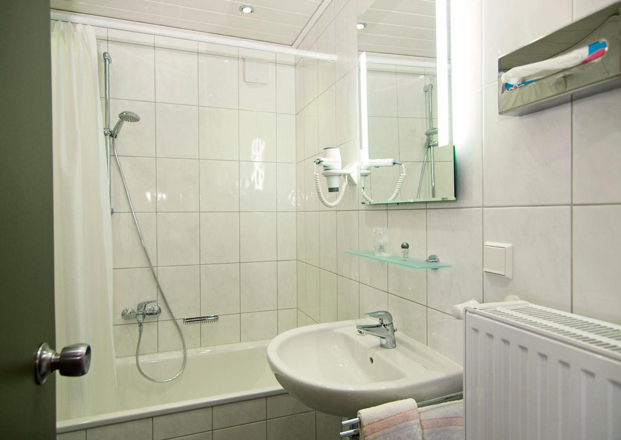 Doppel- oder Zweibettzimmer