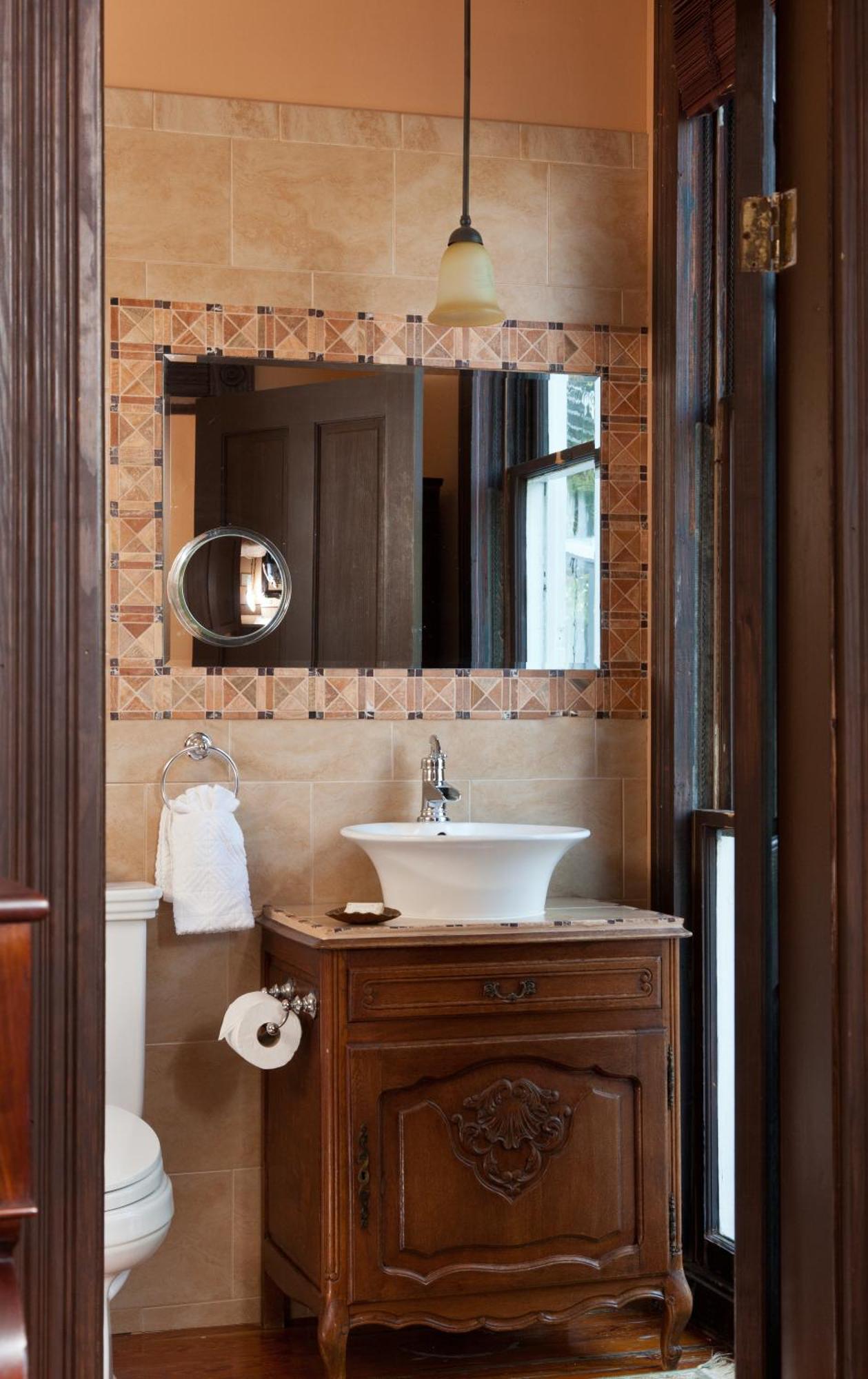 Queen Room - Forsyth Place