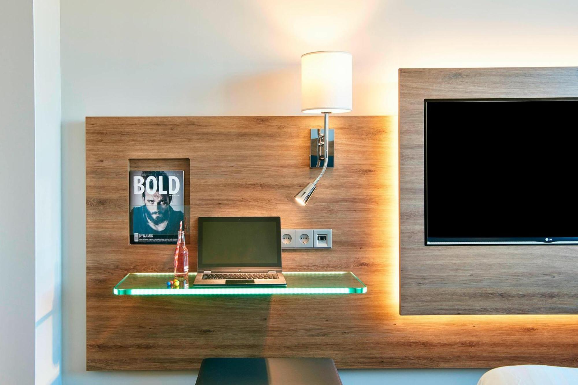 Moxy Zimmer mit Queensize-Bett