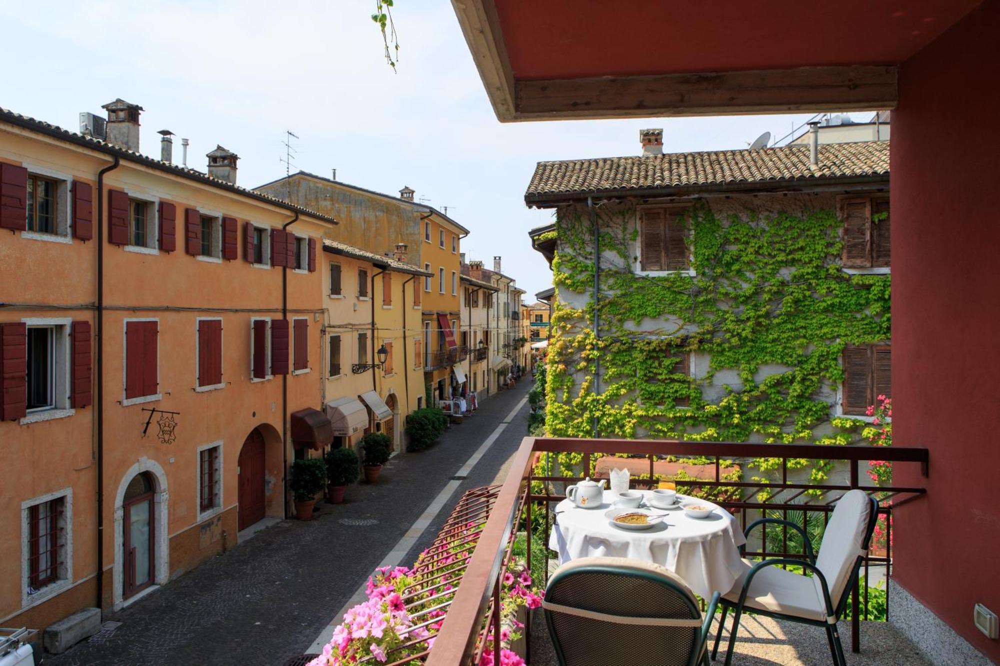 Double or Twin Room with Balcony and Street View,711013318:JPEG