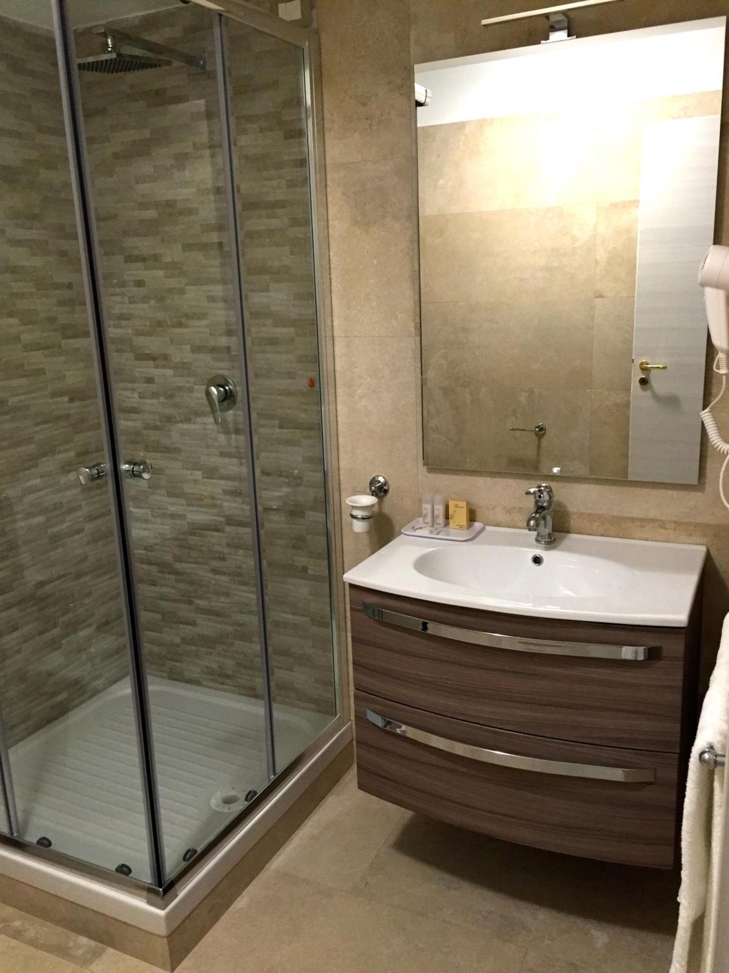 Double Room,845560604:JPEG