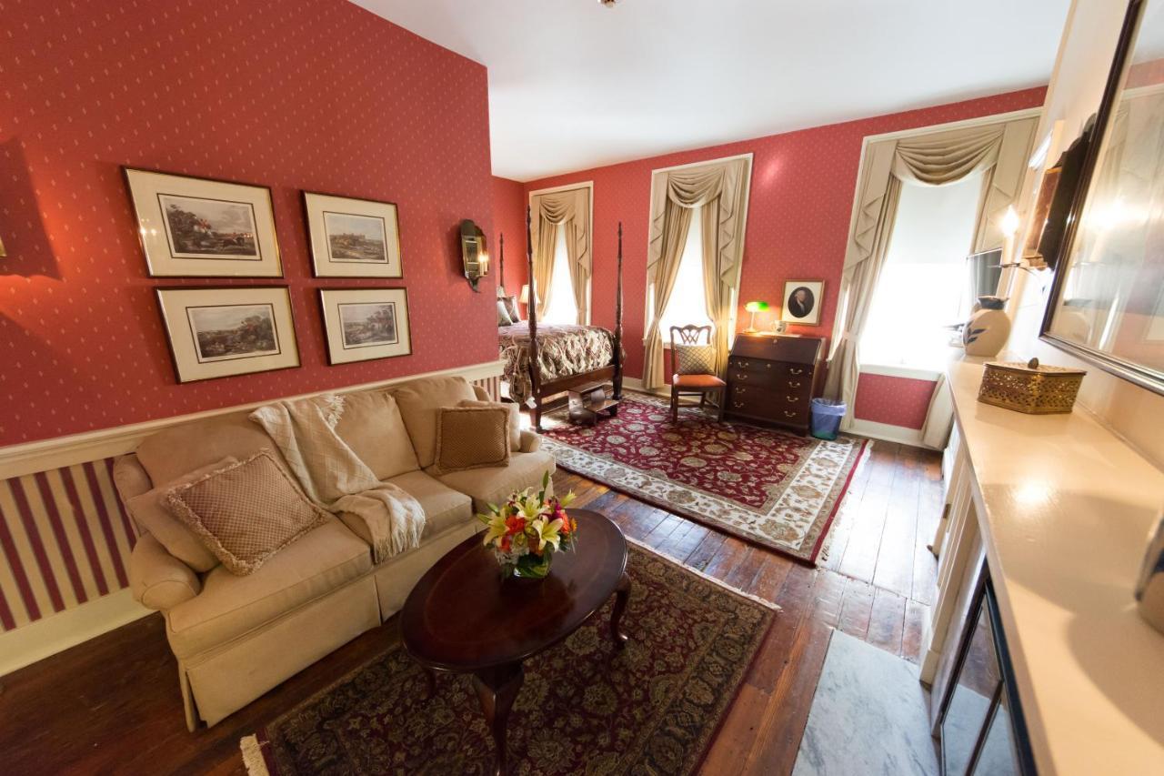 Deluxe Queen Suite
