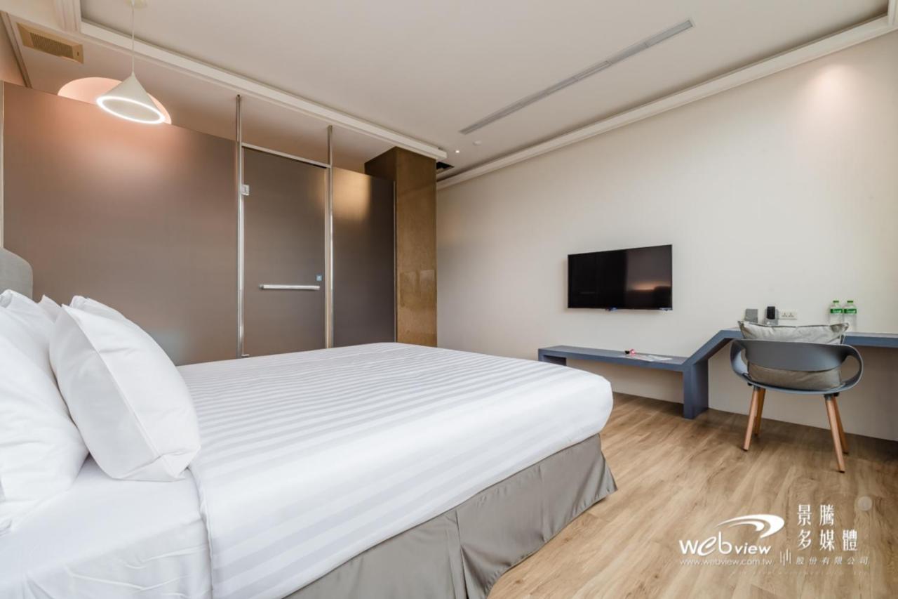Zimmer mit Queensize-Bett und Whirlpool-Badewanne