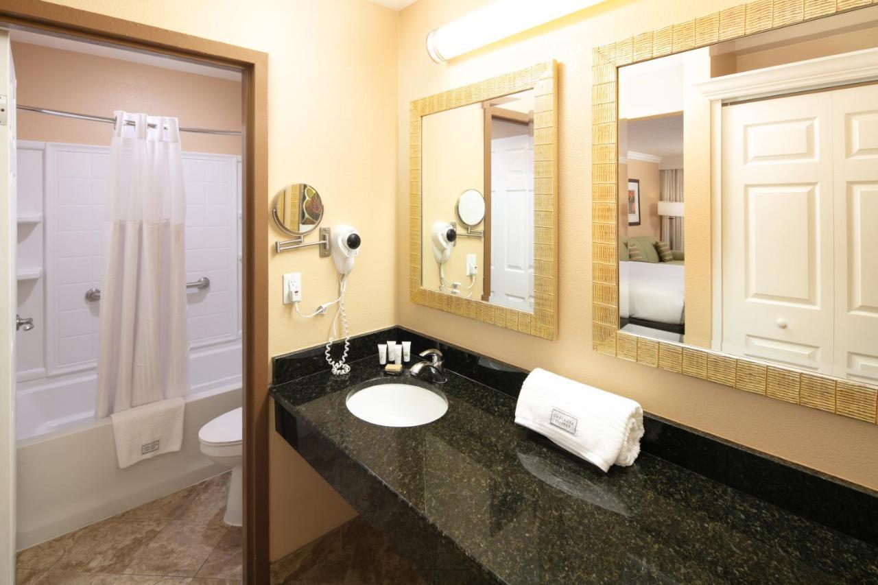 Quarto Deluxe com Cama King-size e Sofá-cama - Vista do Pátio