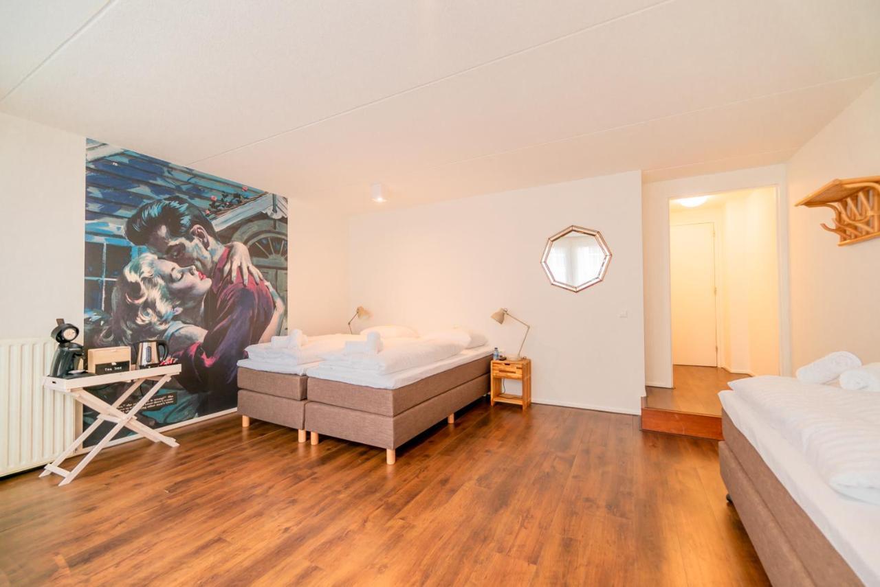 Dreibettzimmer mit Stadtblick