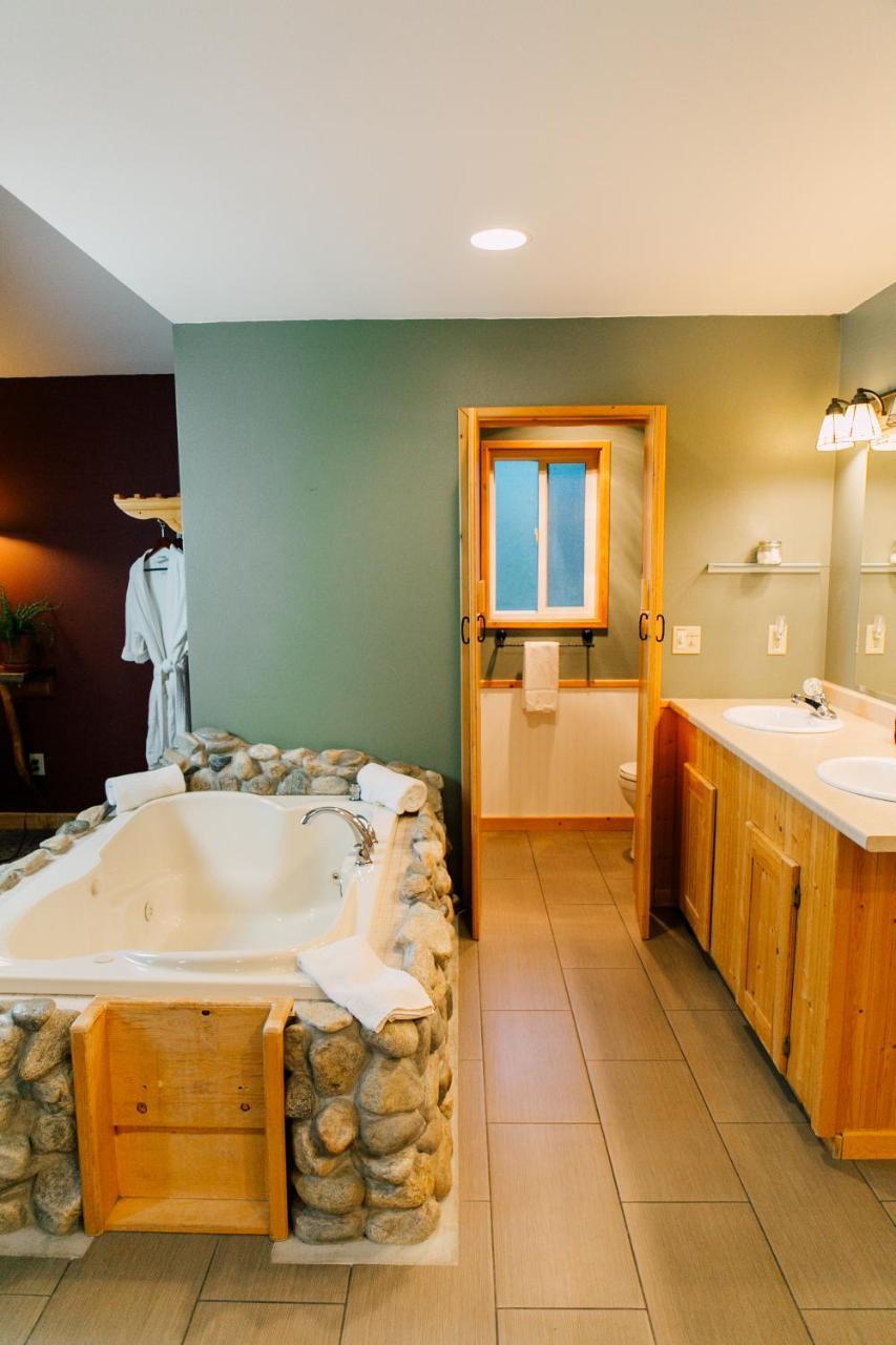 Queen Suite with Spa Bath
