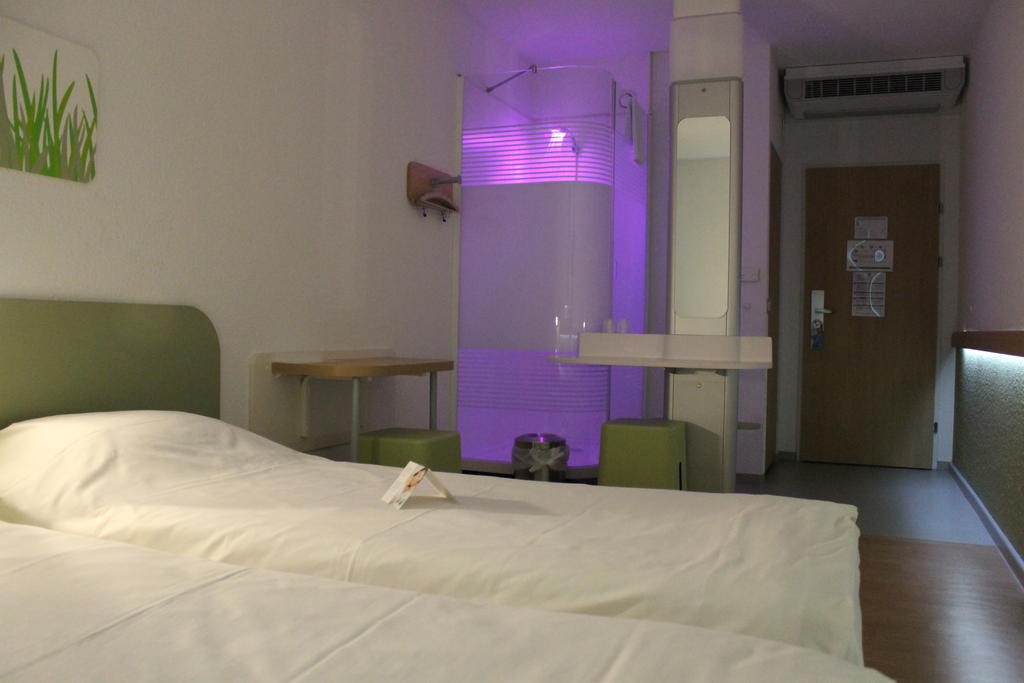 Standard Zimmer mit 1 Doppelbett.