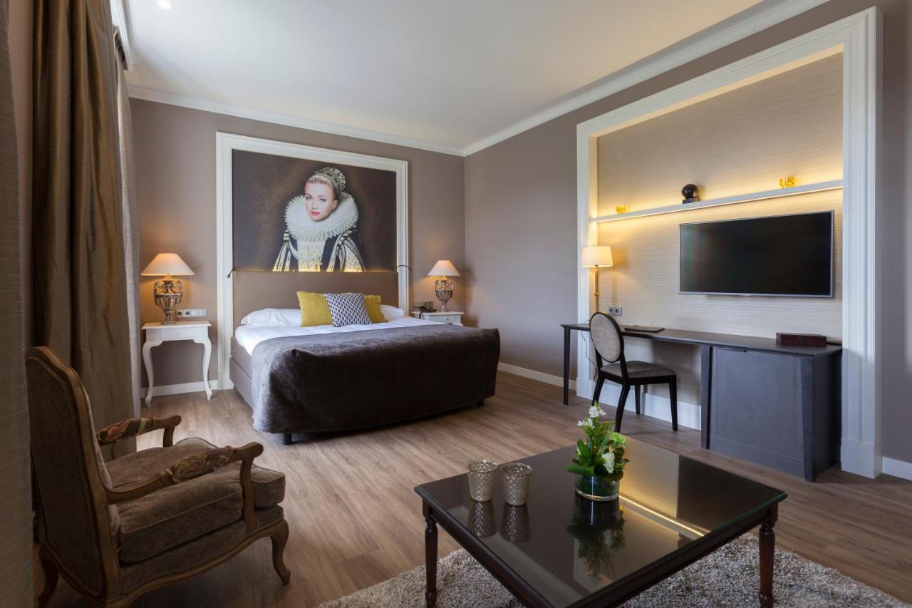 Luxurious Castle Room,688409346:JPEG