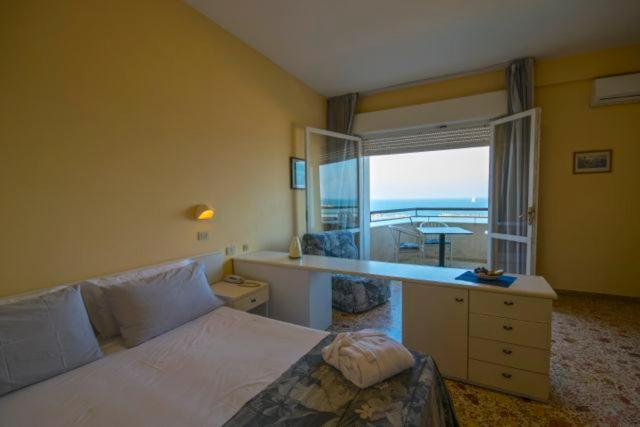 Standard Dreibettzimmer mit Meerblick