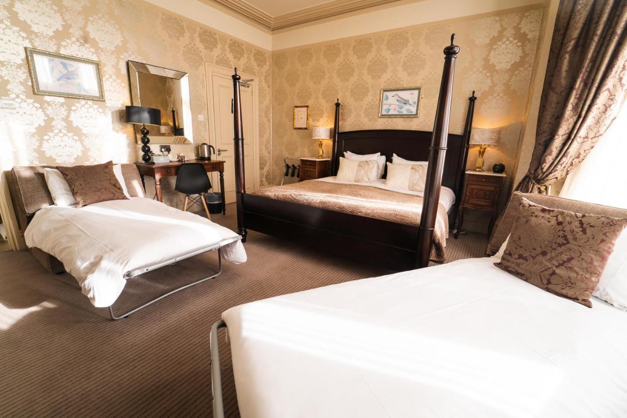 Zimmer mit großem Kingsize-Bett oder Familienzimmer mit Himmelbett