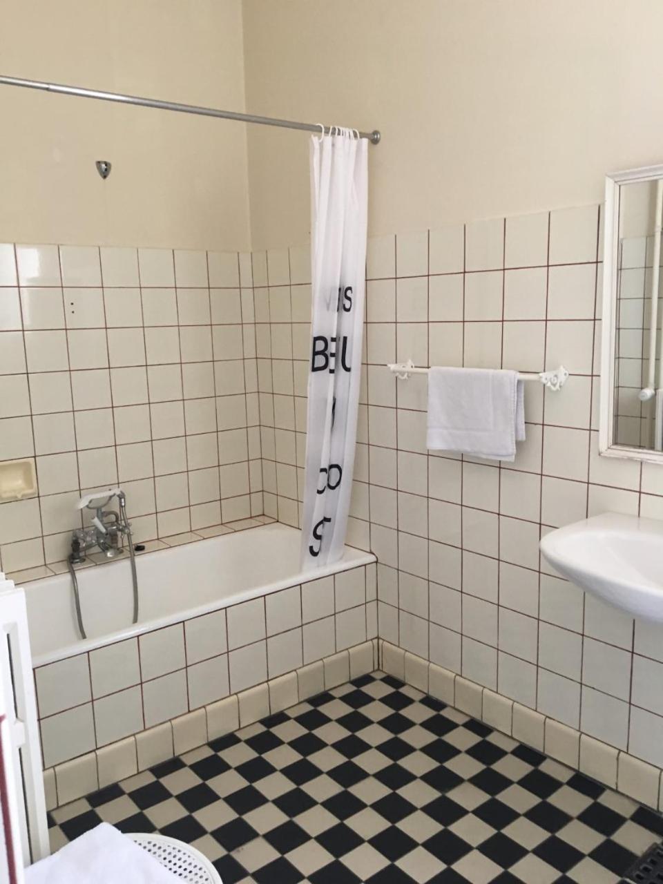 Himmelbett im Schlafzimmer des Gefängnisinspektors