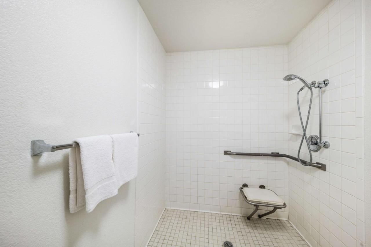 King Room with Roll-in Shower - Disability Access - smoking
